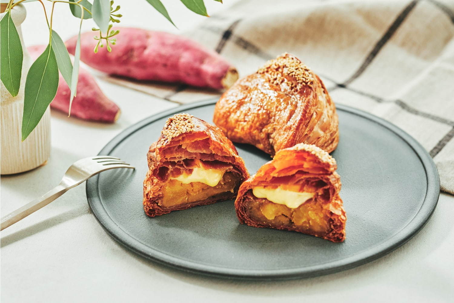 アップルパイ専門店RINGOから、「焼きたてカスタードお芋アップルパイ」 アップルパイ専門店RINGOから、「焼きたてカスタードお芋アップルパイ」