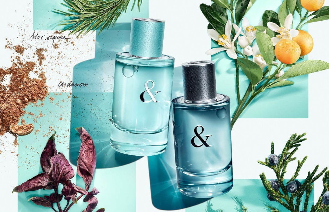 ティファニー(Tiffany & Co.)から、初のペアフレグランス「ティファニー&ラブ」が誕生。ウィメンズの「ティファニー & ラブ フォーハー オードパルファム」と、メンズの「ティファニー & ラブ フォーヒム オードトワレ」が、2020年1月22日(水)より発売される。 ティファニー初のペアフレグランス 「ティファニー&ラブ」は、カップルたちが見せるさまざまな愛の形を称えた、ブランド初のペアフレグランス。ティファニーからメンズフレグランスが登場するのも、今回が初めてとなる。 「ティファニー&ラブ」はいずれも、ブルーセコイアを採用した爽やかでウッディな香り。ブランドを象徴するティファニー ブルーをメインカラーとした円筒型のガラス瓶には、象徴的な「&」マークをあしらっている。 ウィメンズはフローラルウッディの香り ティファニー & ラブ フォーハー オードパルファム 50mL 13,200円+税/90mL 18,000円+税 ティファニー & ラブ フォーハー オードパルファム 50mL 13,200円+税/90mL 18,000円+税 ウィメンズの「ティファニー & ラブ フォーハー オードパルファム」は、モダンなフローラルウッディのアロマ。明るく弾けるようなブルーバジルで始まり、アクセントとなるフレッシュなグレープフルーツと一体になっていく。クライマックスは主役のブルーセコイアをベースに爽やかなネロリが漂い、ベチバーやシダーウッドともなじんで豊潤な女性らしい香りを放つ。 メンズはシトラス系ウッディノート ティファニー & ラブ フォーヒム オードトワレ 50mL 9,300円+税/90mL 12,600円+税 ティファニー & ラブ フォーヒム オードトワレ 50mL 9,300円+税/90mL 12,600円+税 メンズの「ティファニー & ラブ フォーヒム オードトワレ」は、ウッドエキス配合のシトラス系アロマフレグランス。ジンジャー、マンダリン、カルダモンのオイルからスタートし、鮮やかなジャクシンと温かみのあるイトスギのブレンドによってモダンな香りを作り出す。ラストはサンダルウッド、ベチバーへと移り変わり、ウッディなブルーセコイアと調和する。 【詳細】 ・ティファニー & ラブ フォーハー オードパルファム 50mL 13,200円+税/90mL 18,000円+税 ・ティファニー & ラブ フォーヒム オードトワレ 50mL 9,300円+税/90mL 12,600円+税 発売日:2020年1月22日(水) ■ティファニー&ラブ発売イベント ・2月12日(水)~17日(月) 西武池袋本店=化粧品売場 特設会場 住所:東京都豊島区南池袋1-28-1 ・2月19日(水)~25日(火) 銀座三越 地下1階 GINZAステージ 住所:東京都中央区銀座4-6-16 ※イベントだけのスペシャルプレゼントも用意。数量限定、無くなり次第終了。 【問い合わせ先】 ブルーベル・ジャパン株式会社 香水・化粧品事業本部 TEL:0120-005-130 ティファニー(Tiffany & Co.)から、初のペアフレグランス「ティファニー&ラブ」が誕生。ウィメンズの「ティファニー & ラブ フォーハー オードパルファム」と、メンズの「ティファニー & ラブ フォーヒム オードトワレ」が、2020年1月22日(水)より発売される。 ティファニー初のペアフレグランス 「ティファニー&ラブ」は、カップルたちが見せるさまざまな愛の形を称えた、ブランド初のペアフレグランス。ティファニーからメンズフレグランスが登場するのも、今回が初めてとなる。 「ティファニー&ラブ」はいずれも、ブルーセコイアを採用した爽やかでウッディな香り。ブランドを象徴するティファニー ブルーをメインカラーとした円筒型のガラス瓶には、象徴的な「&」マークをあしらっている。 ウィメンズはフローラルウッディの香り ティファニー & ラブ フォーハー オードパルファム 50mL 13,200円+税/90mL 18,000円+税 ティファニー & ラブ フォーハー オードパルファム 50mL 13,200円+税/90mL 18,000円+税 ウィメンズの「ティファニー & ラブ フォーハー オードパルファム」は、モダンなフローラルウッディのアロマ。明るく弾けるようなブルーバジルで始まり、アクセントとなるフレッシュなグレープフルーツと一体になっていく。クライマックスは主役のブルーセコイアをベースに爽やかなネロリが漂い、ベチバーやシダーウッドともなじんで豊潤な女性らしい香りを放つ。 メンズはシトラス系ウッディノート ティファニー & ラブ フォーヒム オードトワレ 50mL 9,300円+税/90mL 12,600円+税 ティファニー & ラブ フォーヒム オードトワレ 50mL 9,300円+税/90mL 12,600円+税 メンズの「ティファニー & ラブ フォーヒム オードトワレ」は、ウッドエキス配合のシトラス系アロマフレグランス。ジンジャー、マンダリン、カルダモンのオイルからスタートし、鮮やかなジャクシンと温かみのあるイトスギのブレンドによってモダンな香りを作り出す。ラストはサンダルウッド、ベチバーへと移り変わり、ウッディなブルーセコイアと調和する。 【詳細】 ・ティファニー & ラブ フォーハー オードパルファム 50mL 13,200円+税/90mL 18,000円+税 ・ティファニー & ラブ フォーヒム オードトワレ 50mL 9,300円+税/90mL 12,600円+税 発売日:2020年1月22日(水) ■ティファニー&ラブ発売イベント ・2月12日(水)~17日(月) 西武池袋本店=化粧品売場 特設会場 住所:東京都豊島区南池袋1-28-1 ・2月19日(水)~25日(火) 銀座三越 地下1階 GINZAステージ 住所:東京都中央区銀座4-6-16 ※イベントだけのスペシャルプレゼントも用意。数量限定、無くなり次第終了。 【問い合わせ先】 ブルーベル・ジャパン株式会社 香水・化粧品事業本部 TEL:0120-005-130