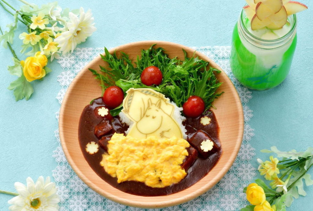 ムーミンカフェから、“冬眠中のムーミン”モチーフの新作「春待つムーミンオムハヤシライス」