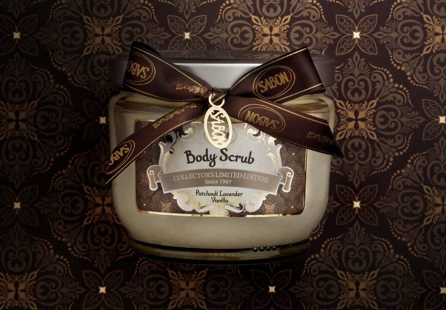 SABONから、“リボン&チャーム”付き「ボディスクラブ パチュリ・ラベンダー・バニラ」 SABONから、“リボン&チャーム”付き「ボディスクラブ パチュリ・ラベンダー・バニラ」