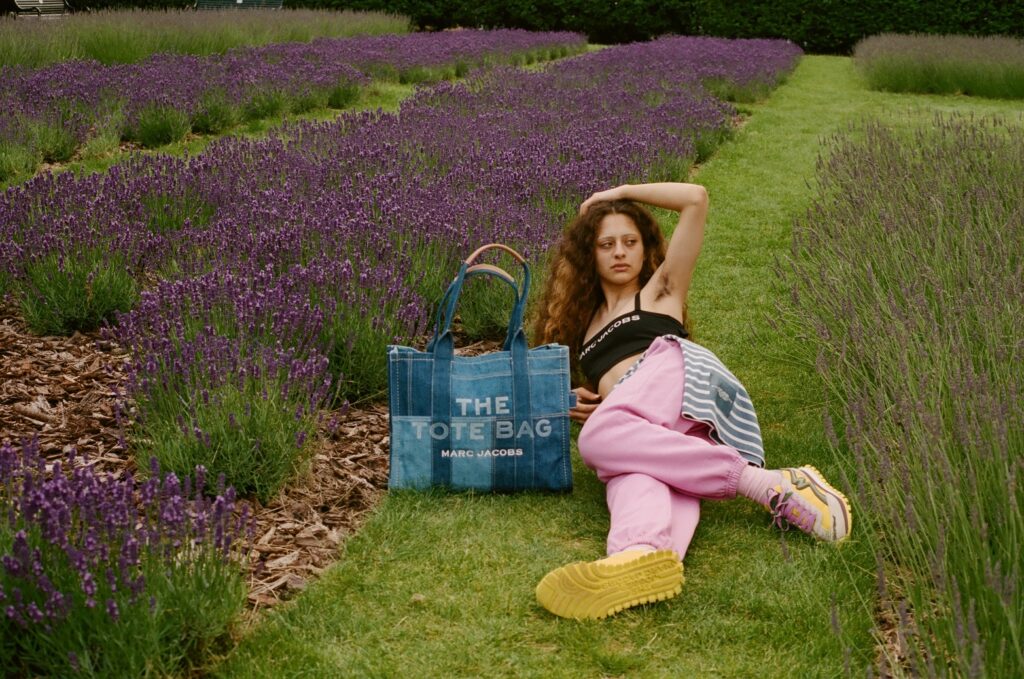 マーク ジェイコブスから、人気トートバッグをデニム素材でアップデートした「THE DENIM TOTE BAG」