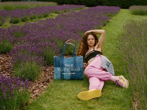 マーク ジェイコブスから、人気トートバッグをデニム素材でアップデートした「THE DENIM TOTE BAG」が発売！