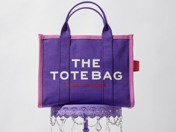 マーク ジェイコブスから、ポップな“マルチカラー”やタイガー柄など「THE TOTE BAG」に新デザインが多数登場！