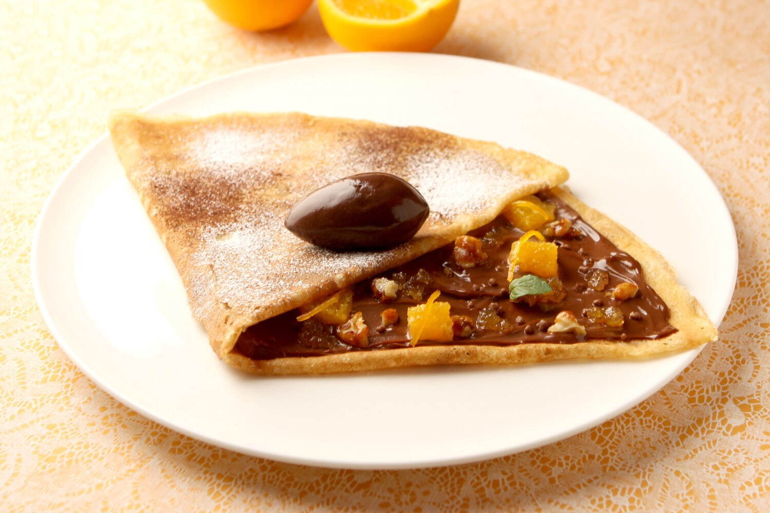 ル カフェ ドゥ ジョエル・ロブションから、期間限定スイーツ「プラリネとオレンジのクレープ カカオのソルベを添えて」 ル カフェ ドゥ ジョエル・ロブションから、期間限定スイーツ「プラリネとオレンジのクレープ カカオのソルベを添えて」