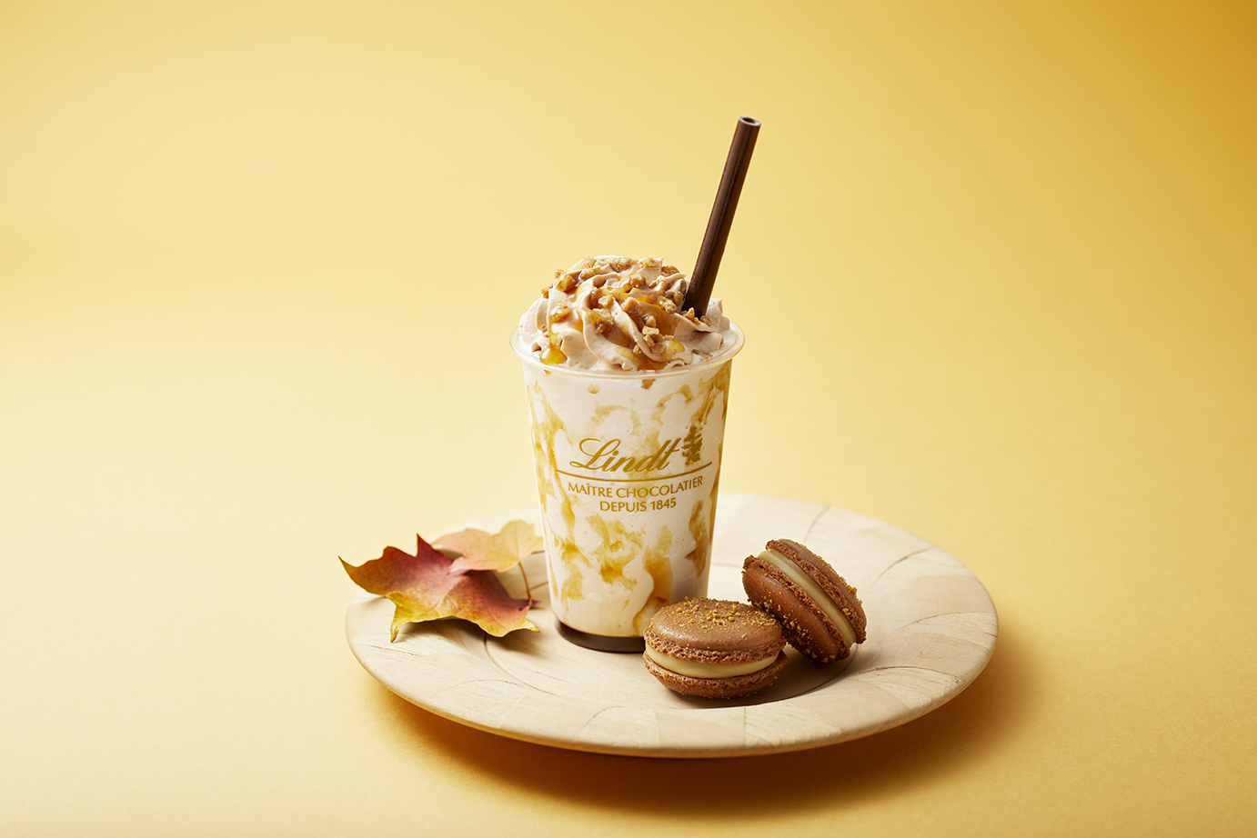 リンツから、チョコレートでできたストロー付きの秋限定ドリンク