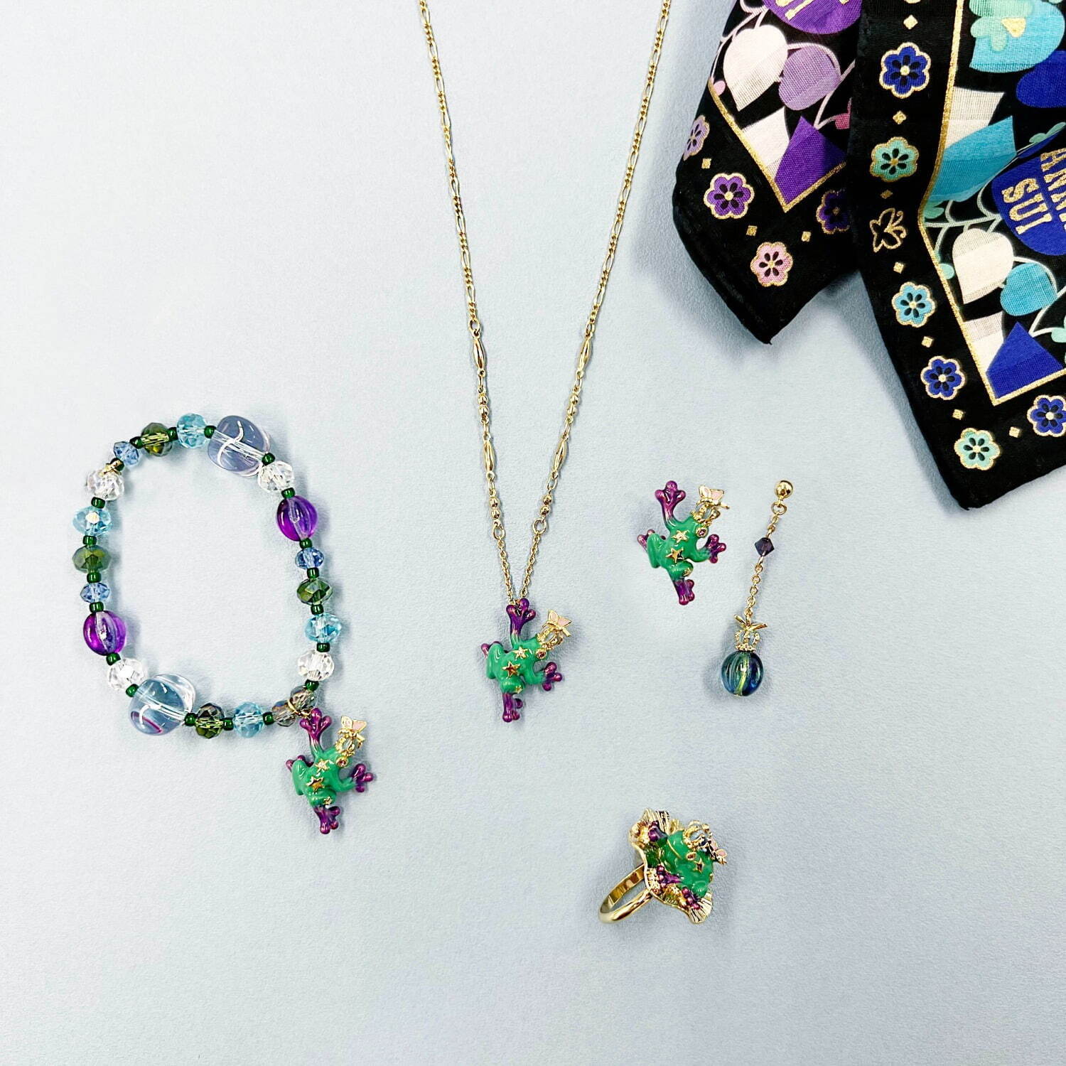 アナ スイから、キュートな“カエル”モチーフの新作お守りジュエリーが