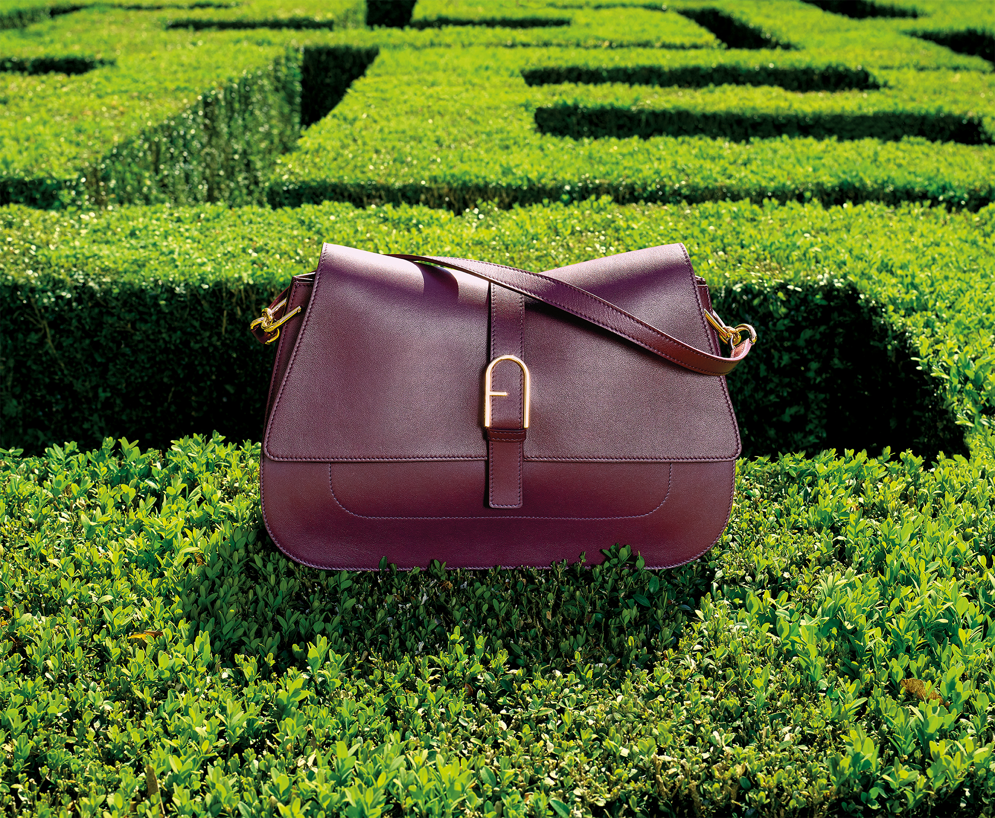 フルラから、アーチロゴが特徴のモダンなサドルバッグ「FURLA