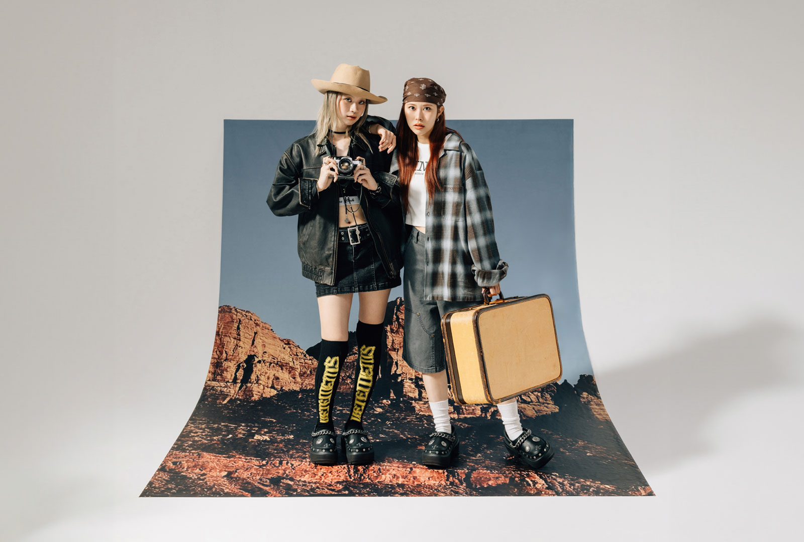 アトモス ピンクから、クロックス別注シューズ「crocs Stomp