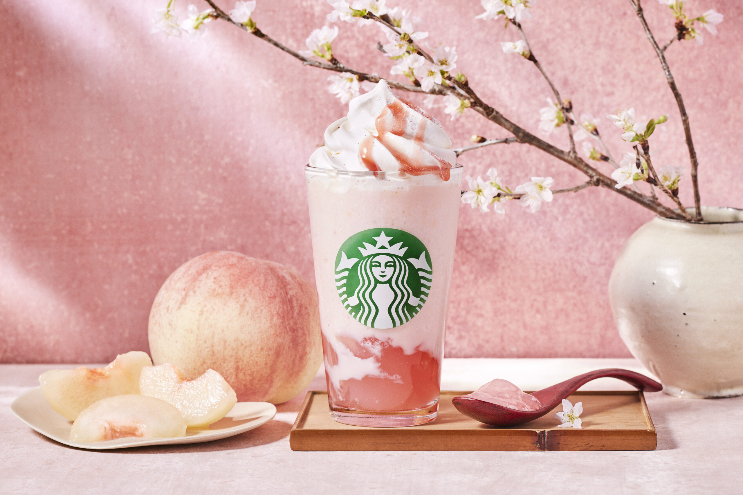 スターバックスから、白桃を春らしく仕立てた『白桃と桜わらびもち