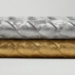 ボッテガ・ヴェネタから、“金＆銀に輝く”新作ウィメンズウォレットが発売！