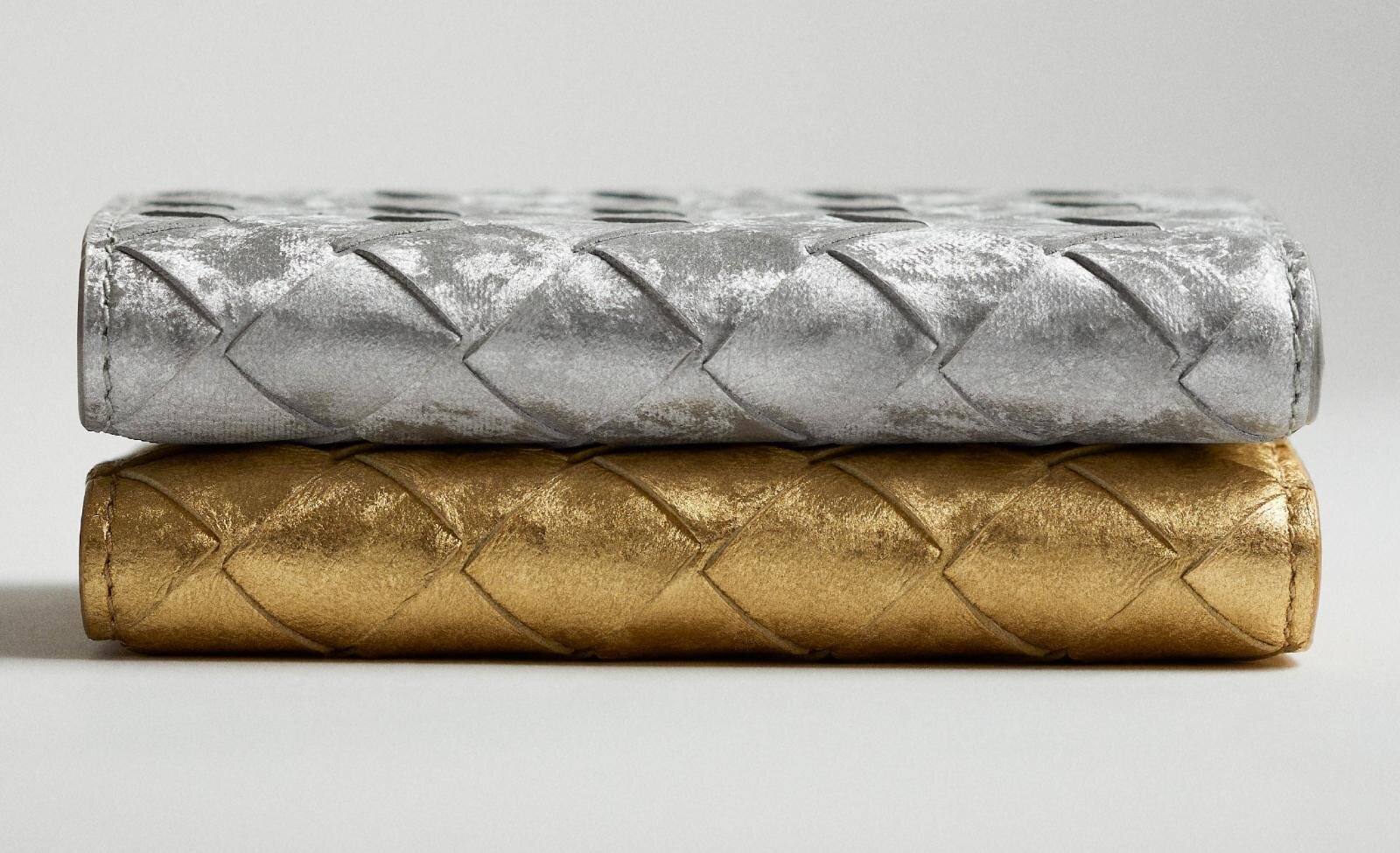 ボッテガ・ヴェネタから、“金＆銀に輝く”新作ウィメンズウォレットが発売！