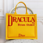 ディオールから、書籍の表紙で飾られた新たな「ディオール ブックトート」が発売！