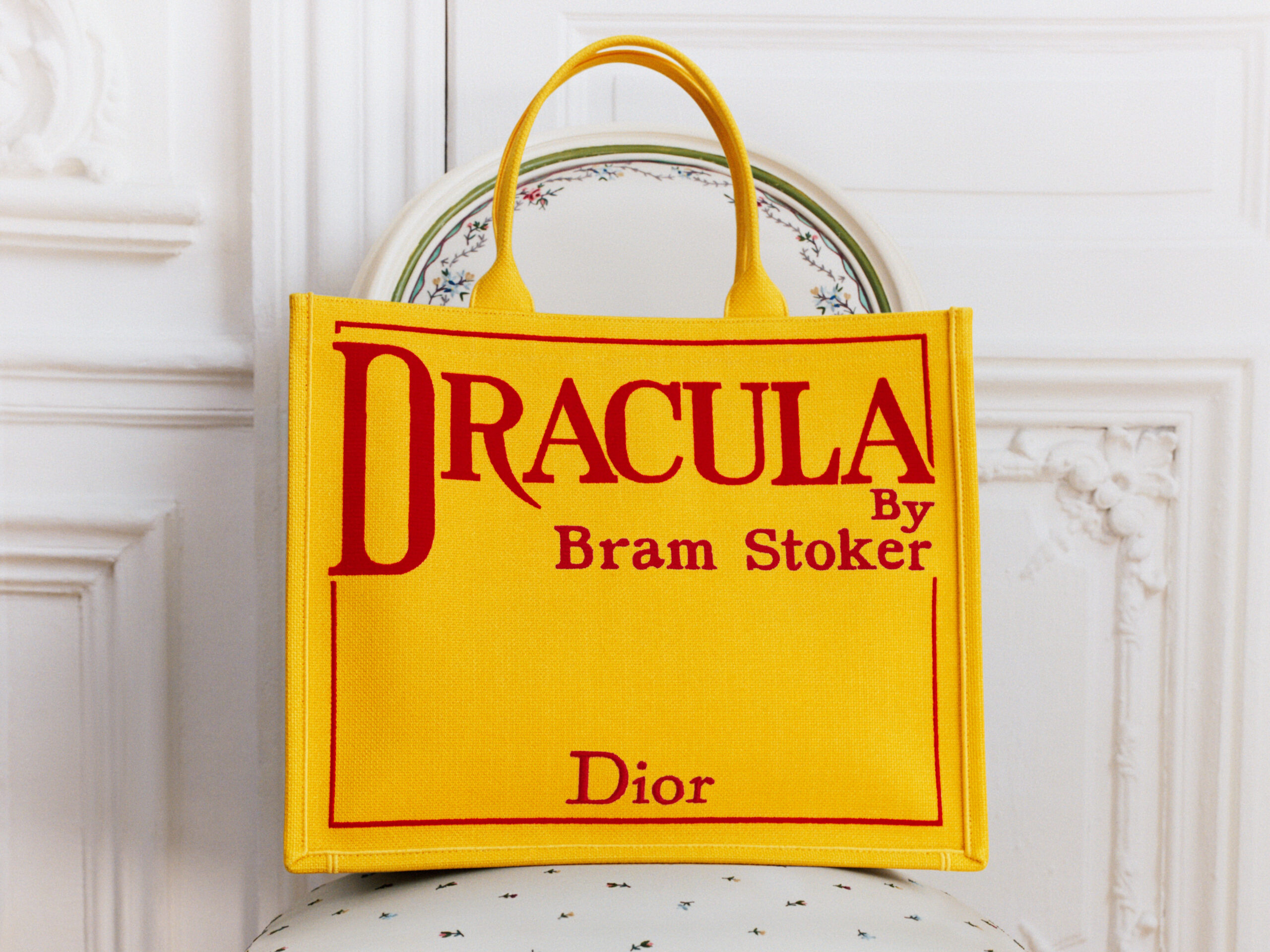 ディオールから、書籍の表紙で飾られた新たな「ディオール ブックトート」が発売！