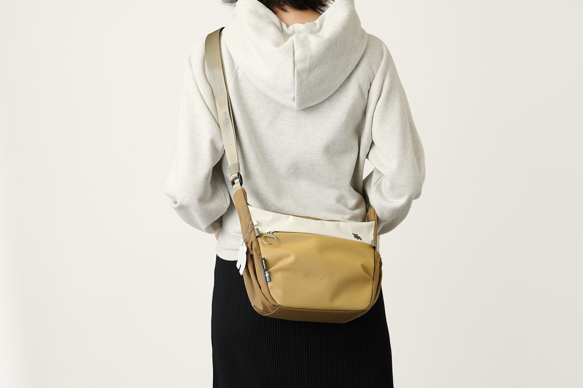 モズから、機能美あふれるショルダーバッグに待望の新色が「キャメル」が新登場！