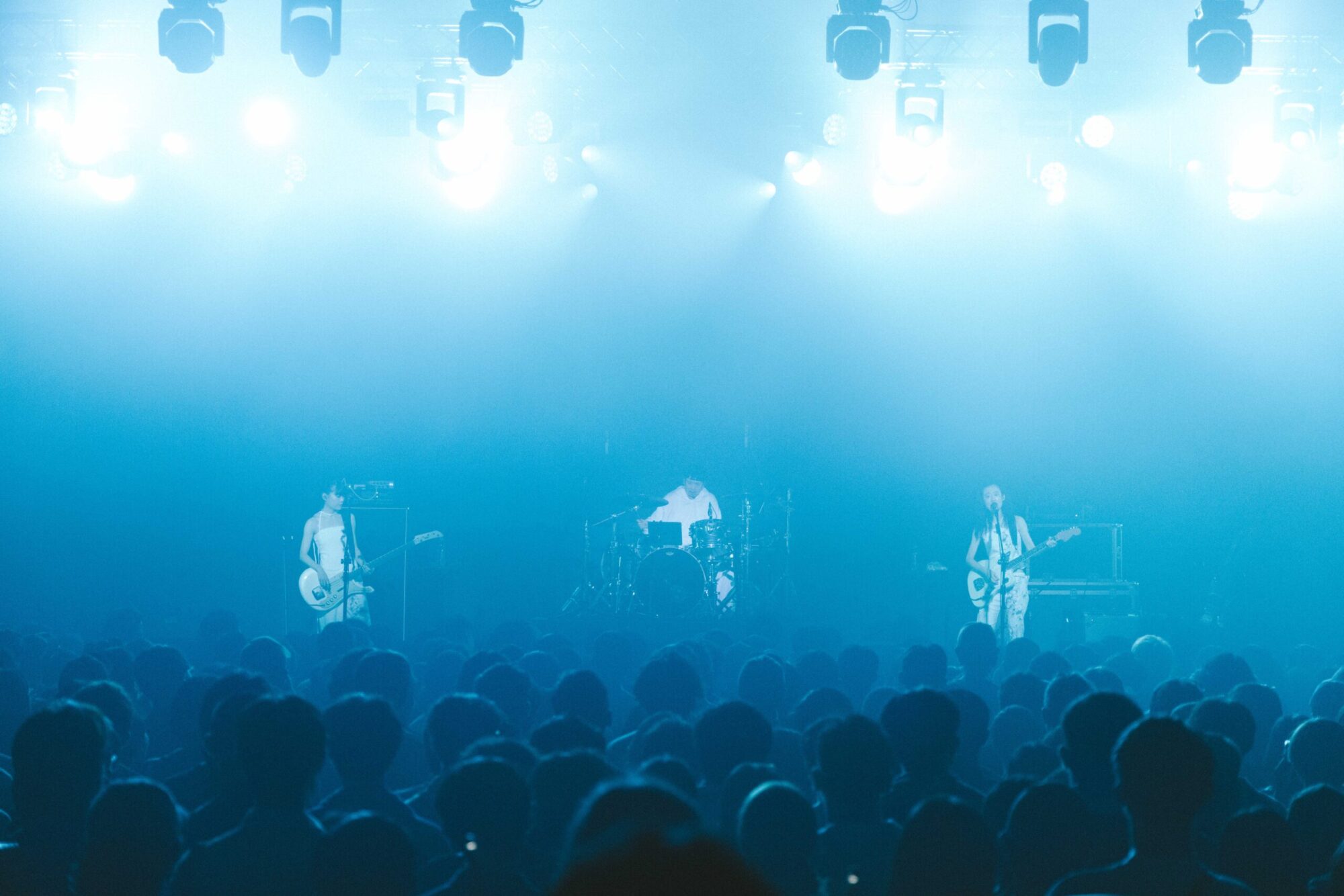 『羊文学TOUR 2026 “すーーーはーーー”』ライブレポート＠LIVEWAREHOUSE